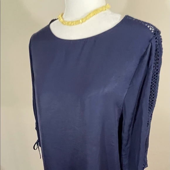 Elsie & Zoey sz s/m top silky feel in navy - Picture 6 of 13